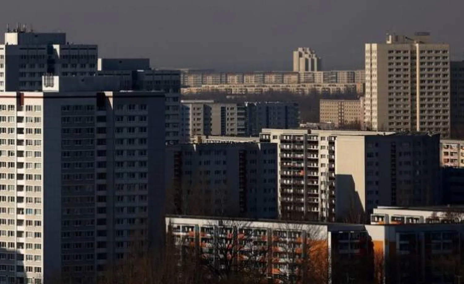 تُرى المباني السكنية في منطقة مارزان هيلرسدورف ببرلين (رويترز)