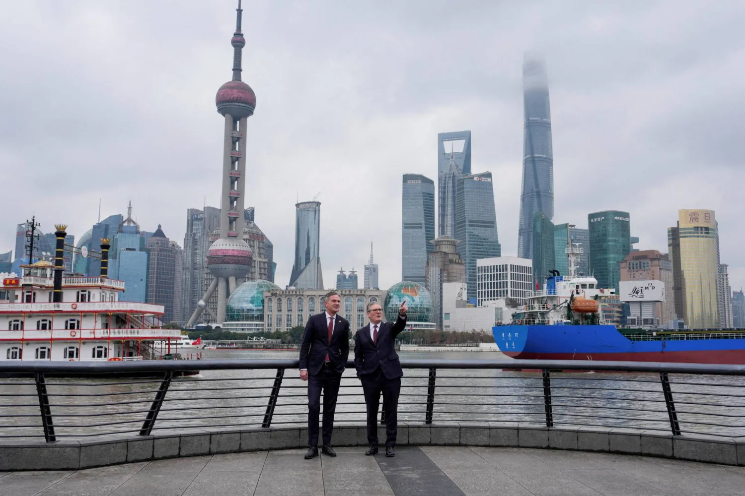 رئيس الوزراء البريطاني كير ستارمر ووزير الأعمال والتجارة بيتر كايل خلال زيارة شنغهاي بالصين في يناير الماضي (رويترز)