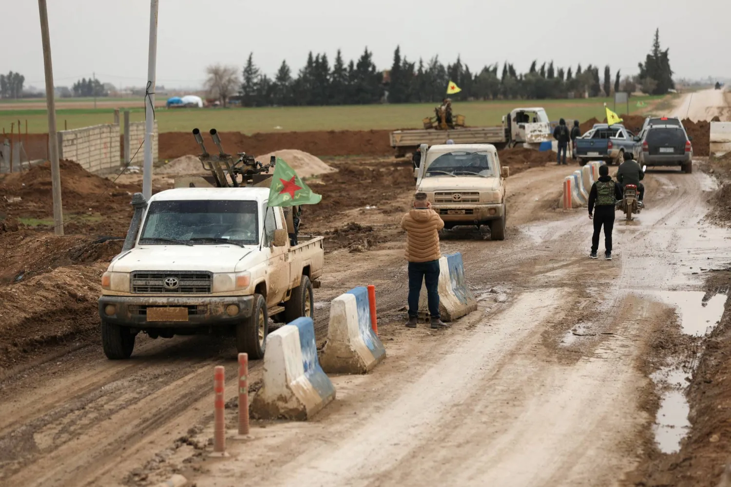 مركبات قوات «قسد» التي تم سحبها من خطوط المواجهة على مشارف بلدة تل حمس في القامشلي عقب الاتفاق مع الحكومة السورية 13 فبراير (رويترز)