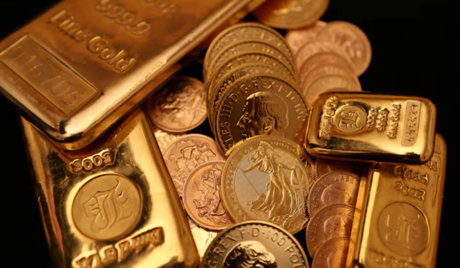 UK gold bars and gold Sovereign coins are displayed at Baird & Co in Hatton Garden in London, Britain, October 8, 2025. REUTERS/Hiba Kola/File Photo 