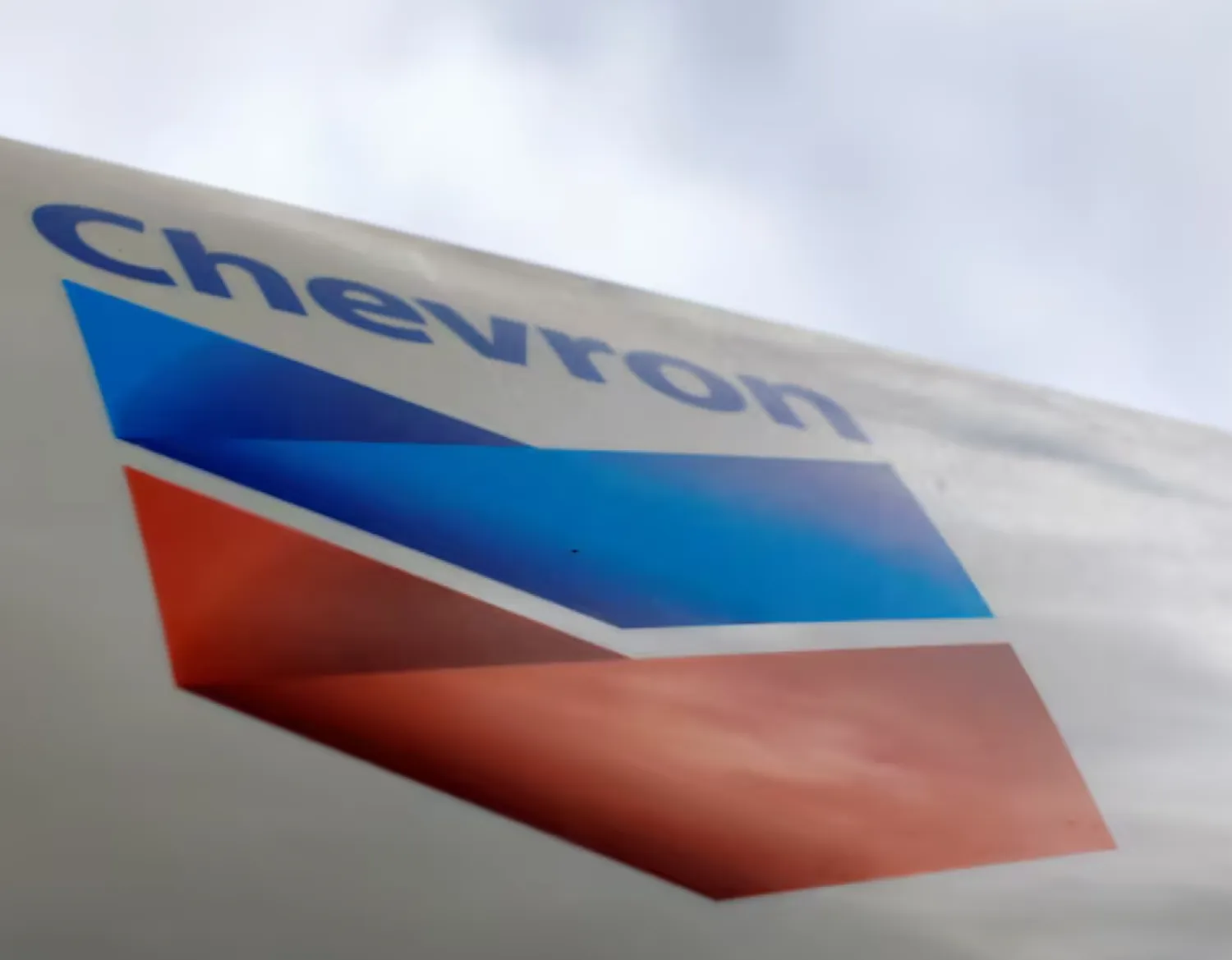 A Chevron gas station sign is pictured at one of their retain gas stations in Cardiff, California October 9, 2013. REUTERS/Mike Blake/File Photo 