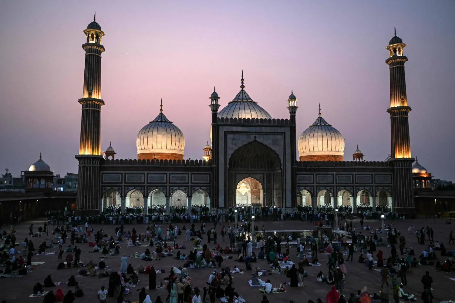مسلمون يفطرون في المسجد الكبير بالهند (أ.ف.ب)