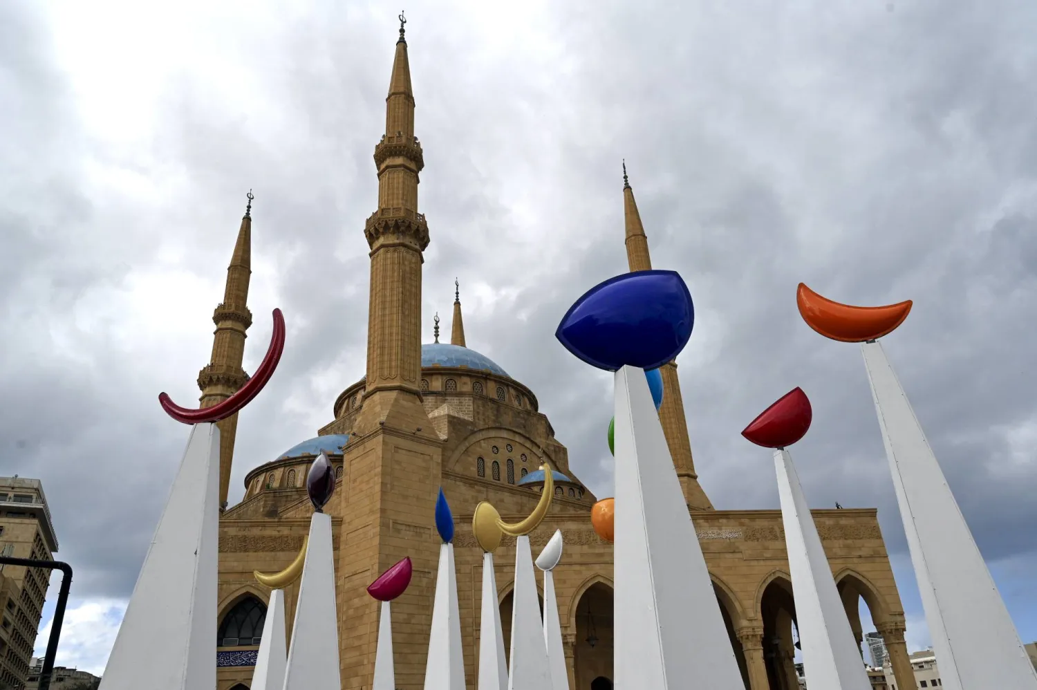 في لبنان تزيين الشوارع بديكورات تُحاكي أطوار القمر المختلفة احتفالاً بشهر رمضان المبارك (إ.ب.أ)