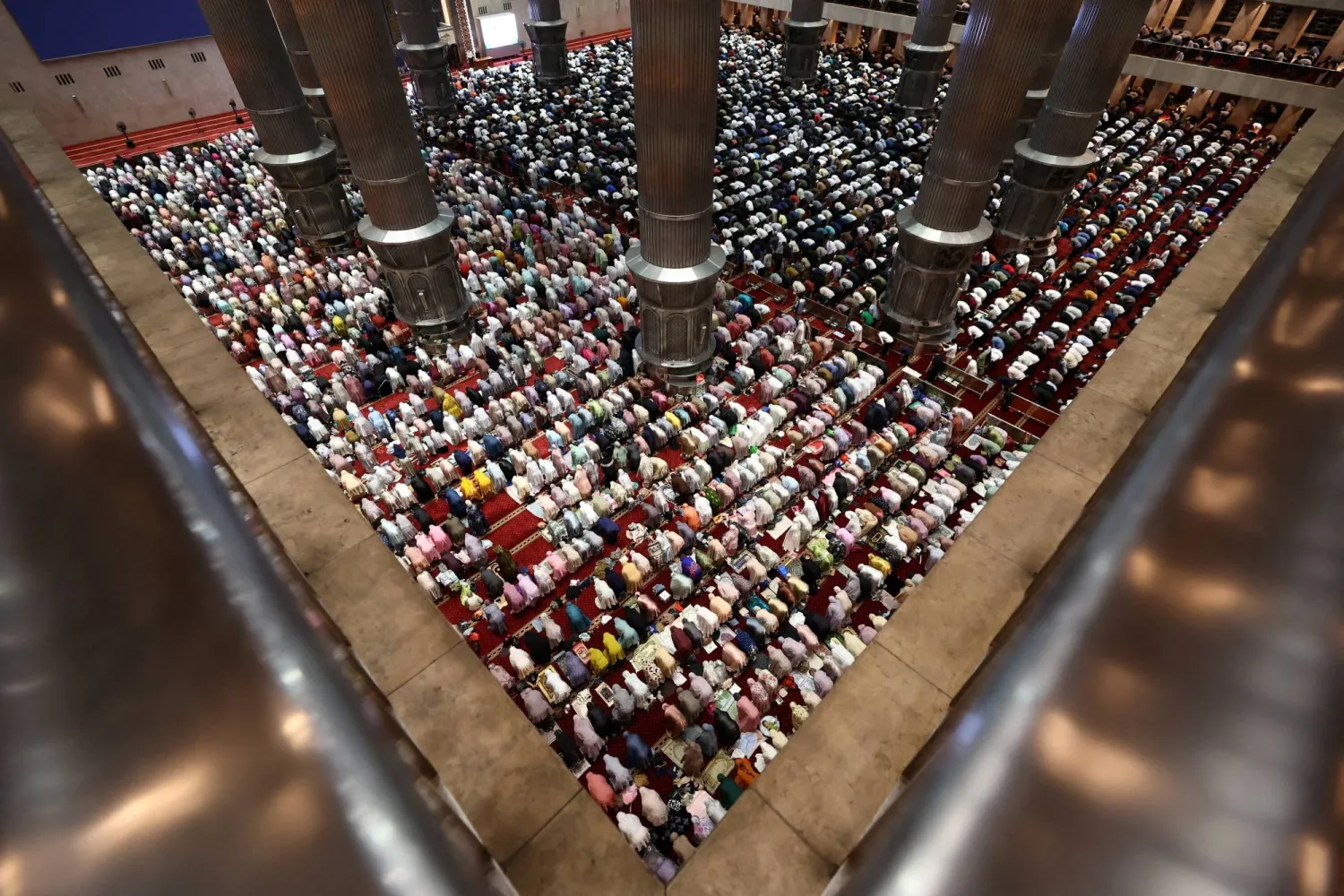 مسلمون يقيمون صلاة التراويح الأولى في المسجد الكبير بجاكرتا في إندونيسيا (رويترز)