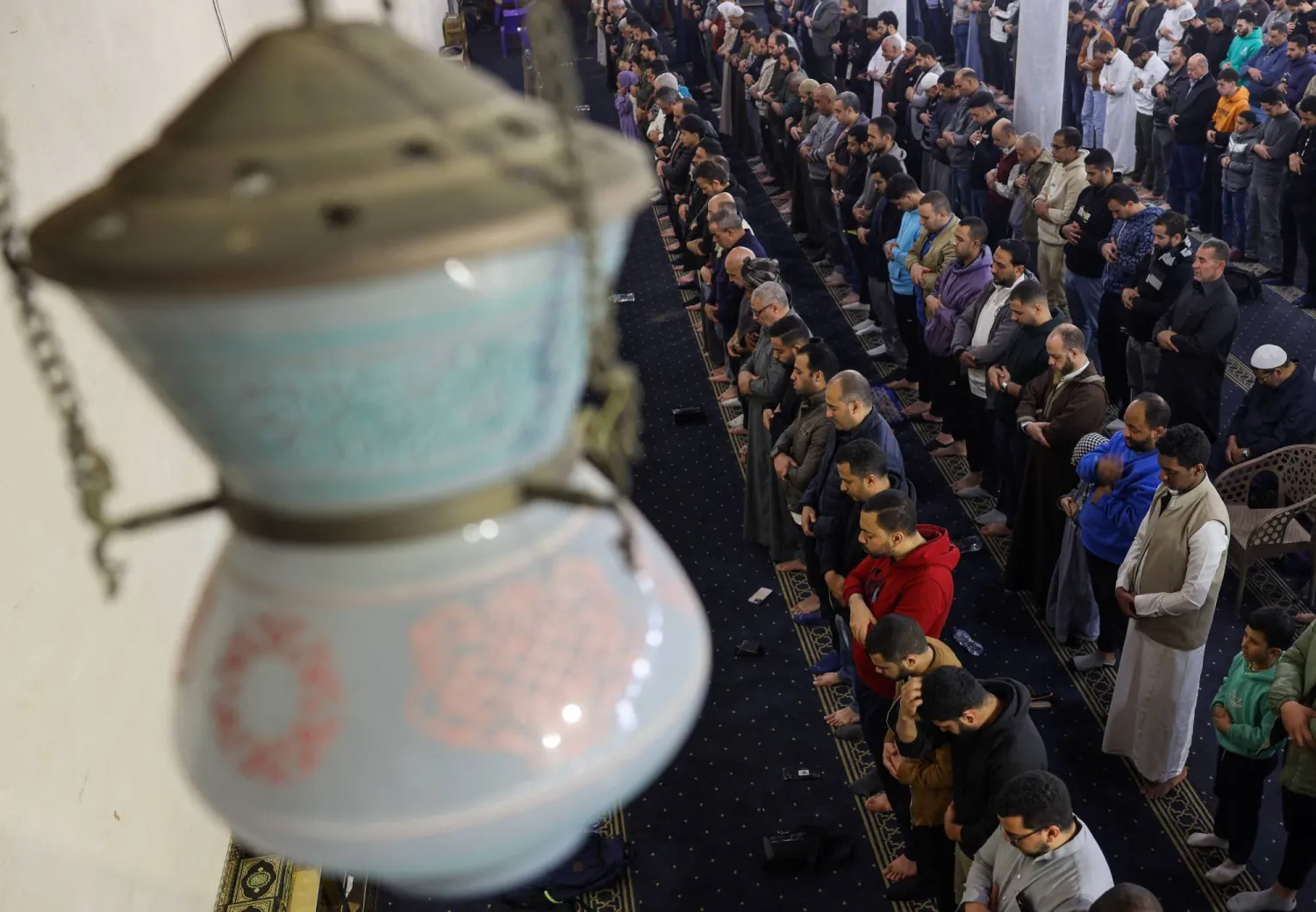 صلاة التراويح الأولى في مسجد عمرو بن العاص أحد أعرق مساجد العاصمة المصرية القاهرة (رويترز)