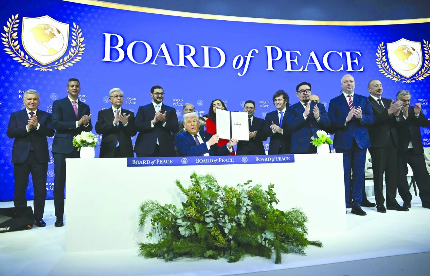 ترمب وقادة وممثلو الدول المشاركة في التوقيع على الميثاق التأسيسي لـ«مجلس السلام» بدافوس يوم 22 يناير 2026 (أ.ف.ب)