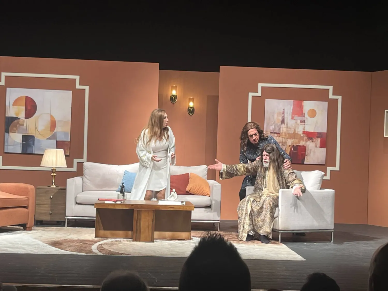 علي منيمنة وضياء منصور في أحد المشاهد المضحكة (الشرق الأوسط)