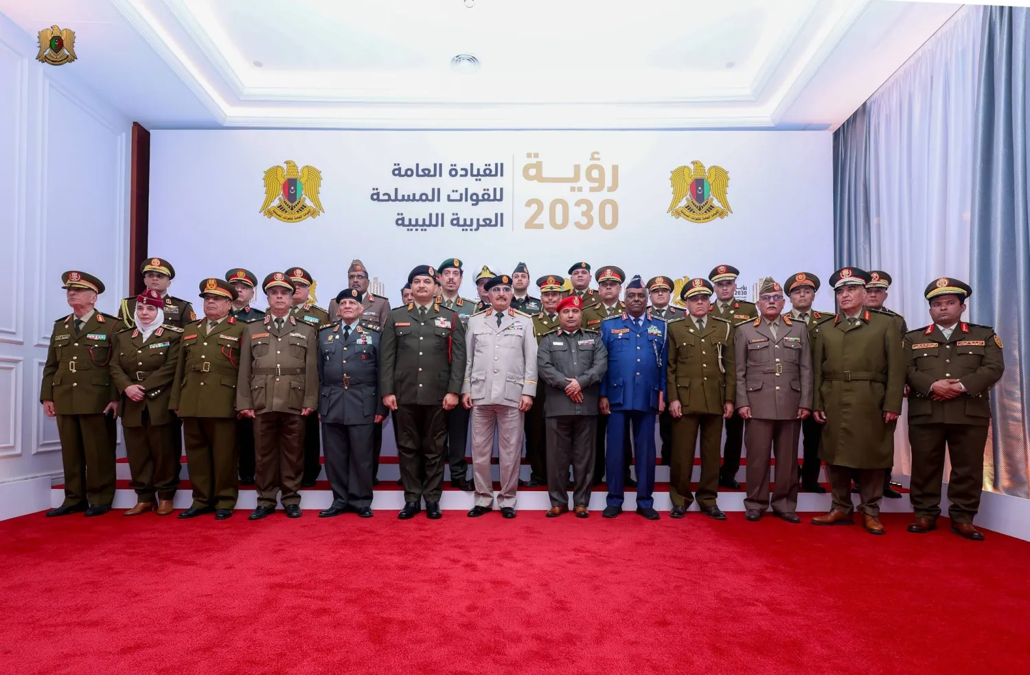 حفتر يتوسط كبار قيادات المؤسسة العسكرية بشرق ليبيا (القيادة العامة)