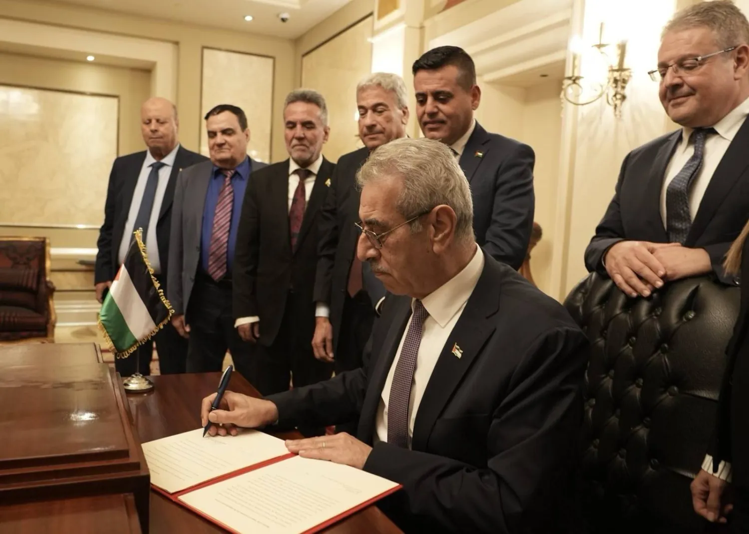 رئيس لجنة التكنوقراط الفلسطينية المكلّفة بإدارة شؤون قطاع غزة علي شعث يوقع بيان مهمة اللجنة الوطنية لإدارة القطاع (حسابه عبر منصة «إكس») 