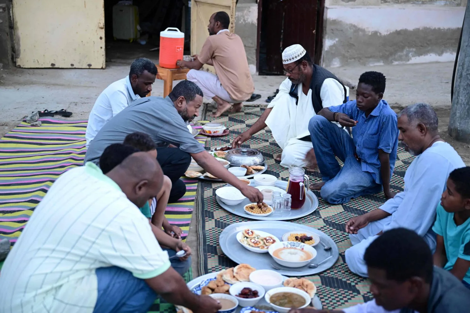 سودانيون يجتمعون على إفطار جماعي في بورتسودان (أ.ف.ب)