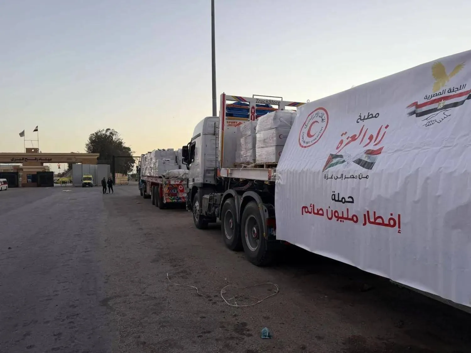 Humanitarian and relief aid crosses Rafah Crossing (Egyptian Red Crescent)
