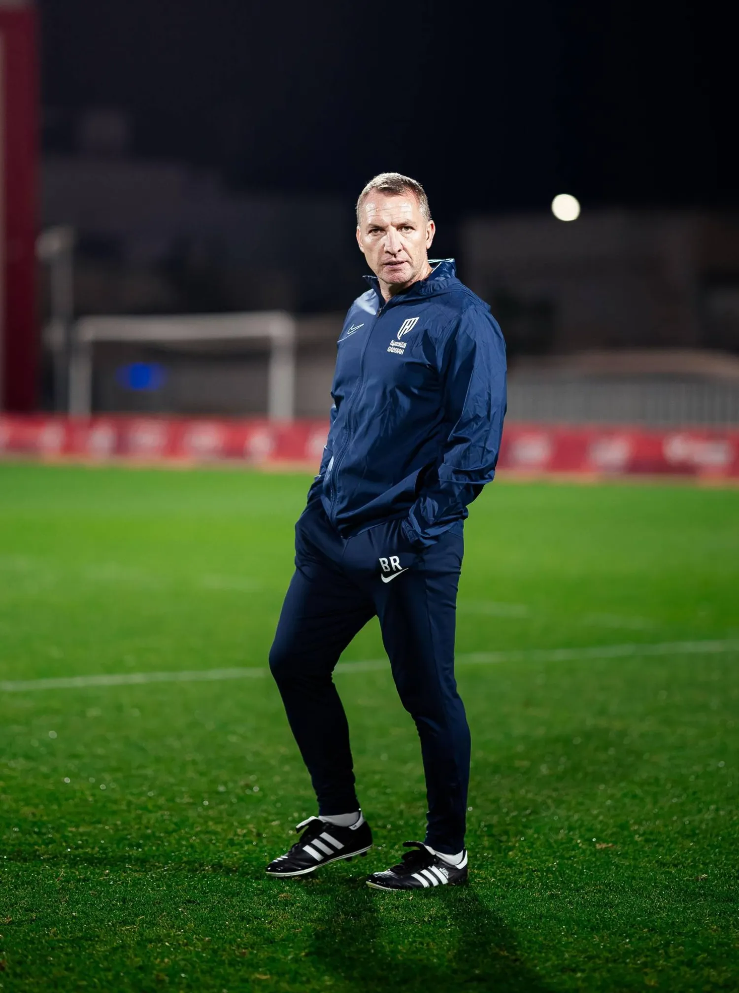 رودجرز خلال إشرافه على تدريبات القادسية الأخيرة (موقع النادي)