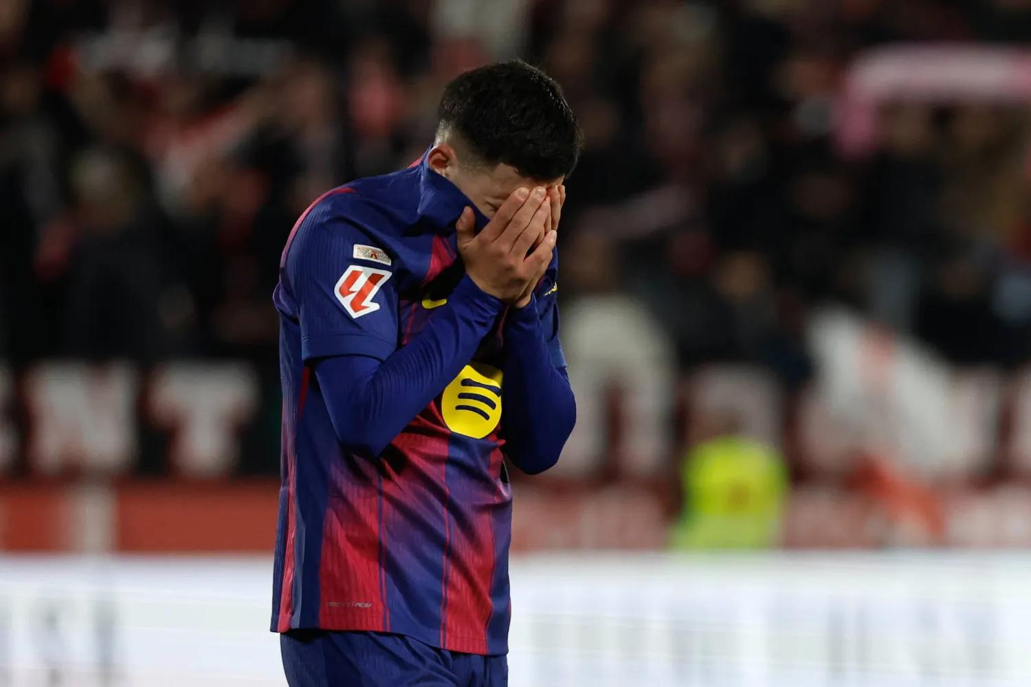 روني باردجي لاعب برشلونة متأثراً عقب الخسارة (أ.ب)
