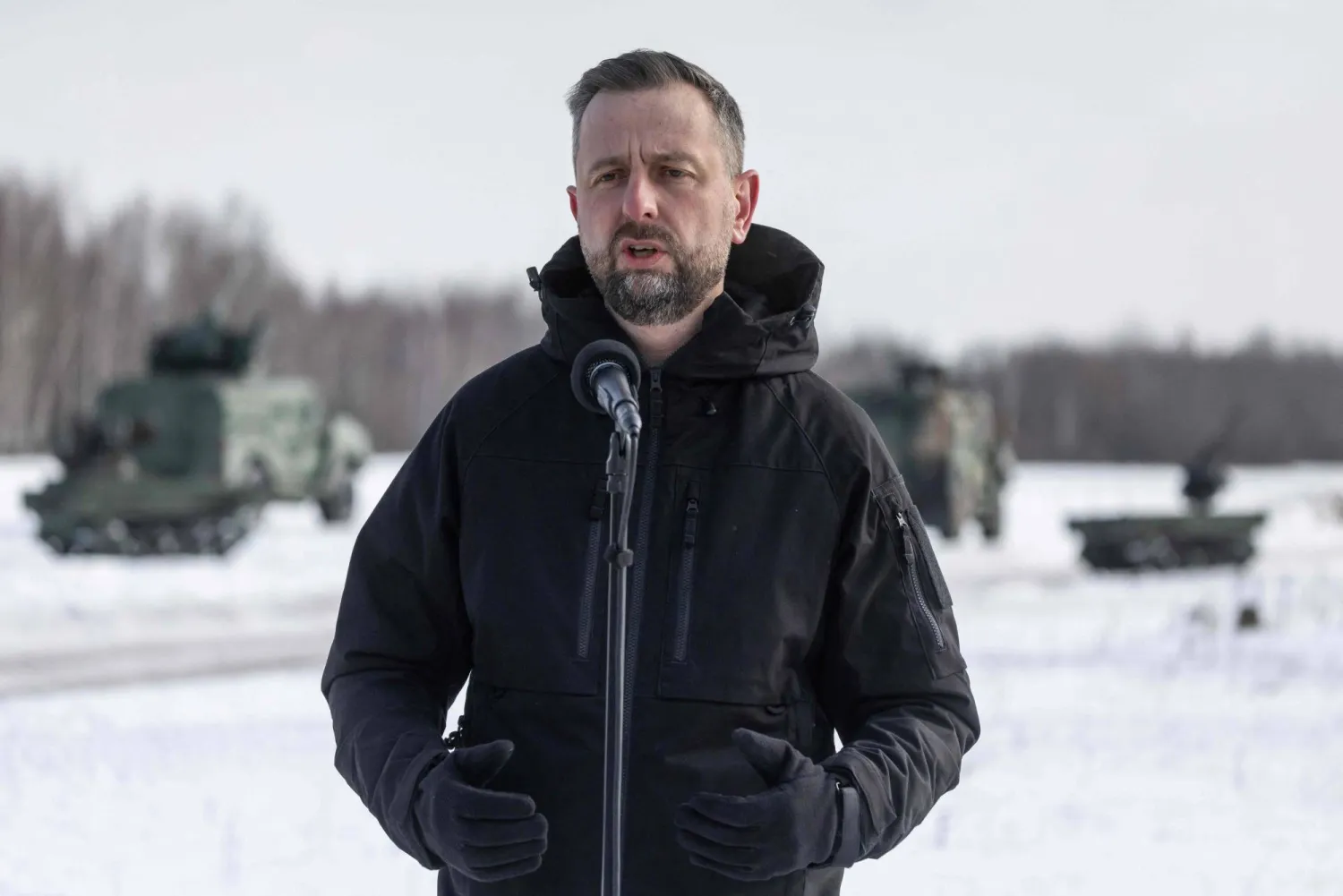 نائب رئيس الوزراء ووزير الدفاع البولندي فلاديسلاف كوسينياك-كاميش خلال مؤتمر صحافي عقب اختبار لأنظمة أسلحة في ميدان تدريب المعهد العسكري لتكنولوجيا التسليح في زيلونكا إحدى ضواحي وارسو ببولندا يوم 19 فبراير 2026 (أ.ف.ب)