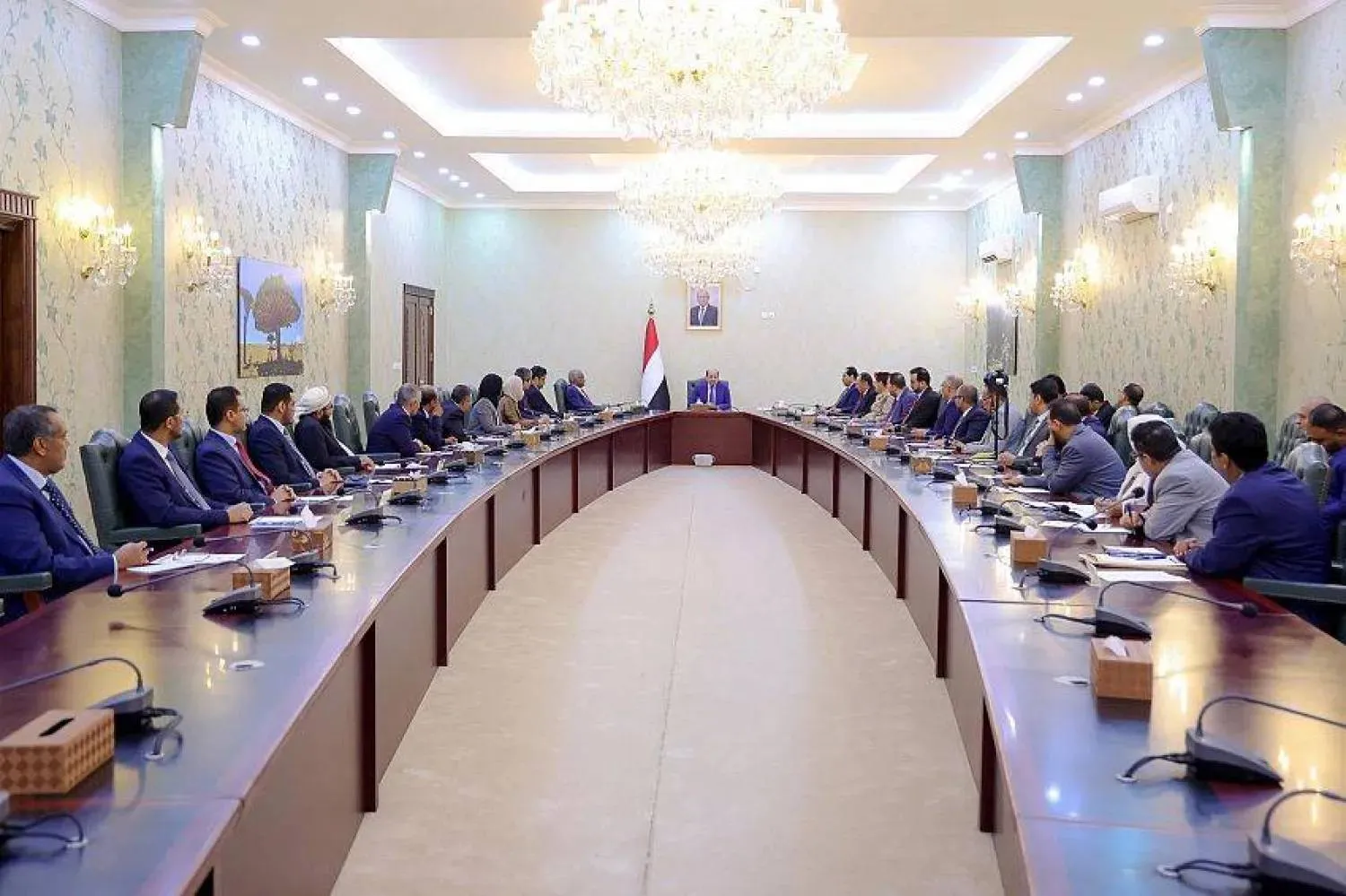Zindani government holds first meeting after ministers return to Aden (Saba News Agency)