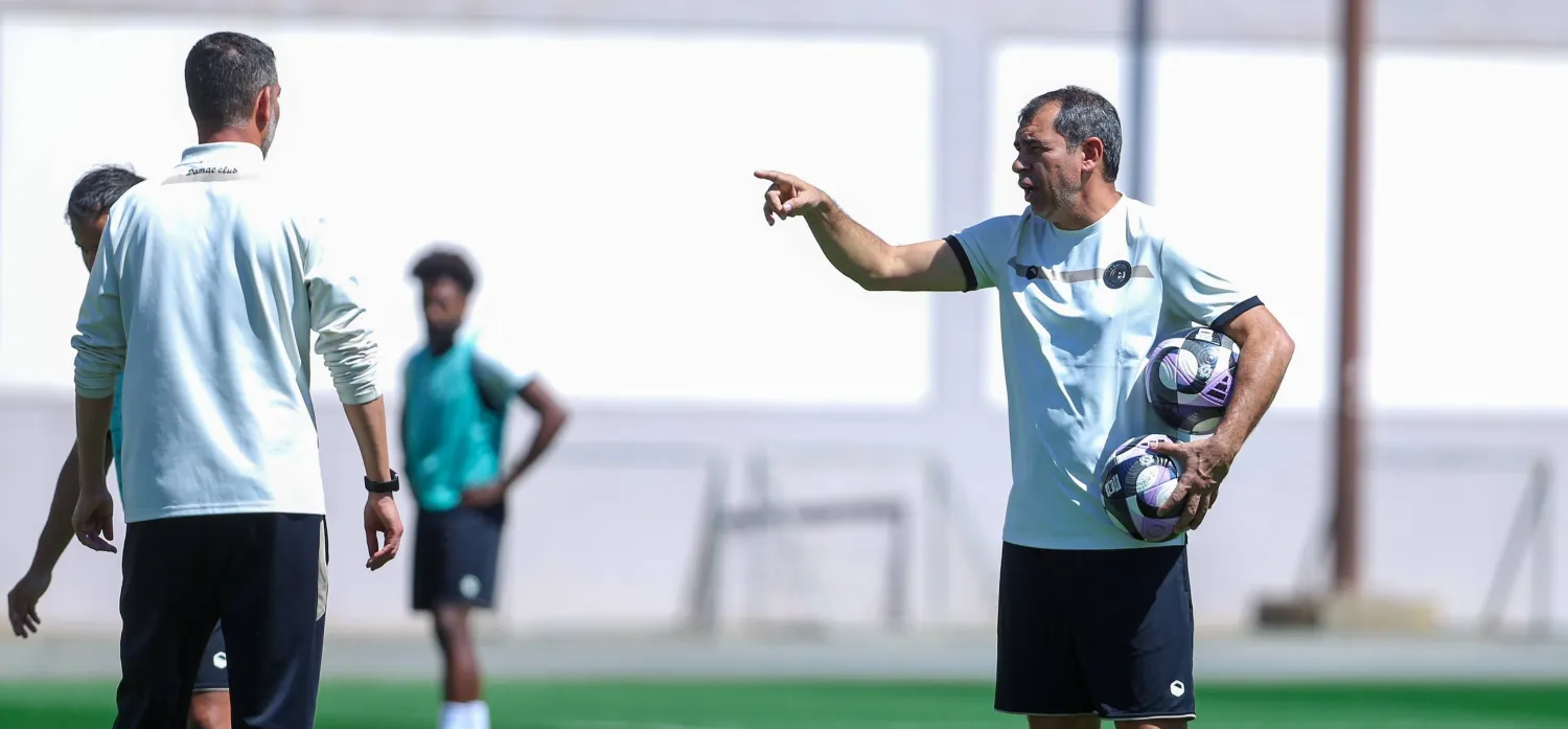 كاريلي خلال قيادته تدريبات ضمك الأخيرة (موقع النادي)