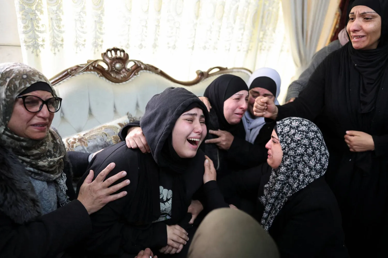 İşgal altındaki Batı Şeria’nın Ramallah kenti yakınlarında bulunan Mihmas köyünde İsrailli bir yerleşimci tarafından öldürülen ABD vatandaşı Filistinli gencin yakınları (Reuters)