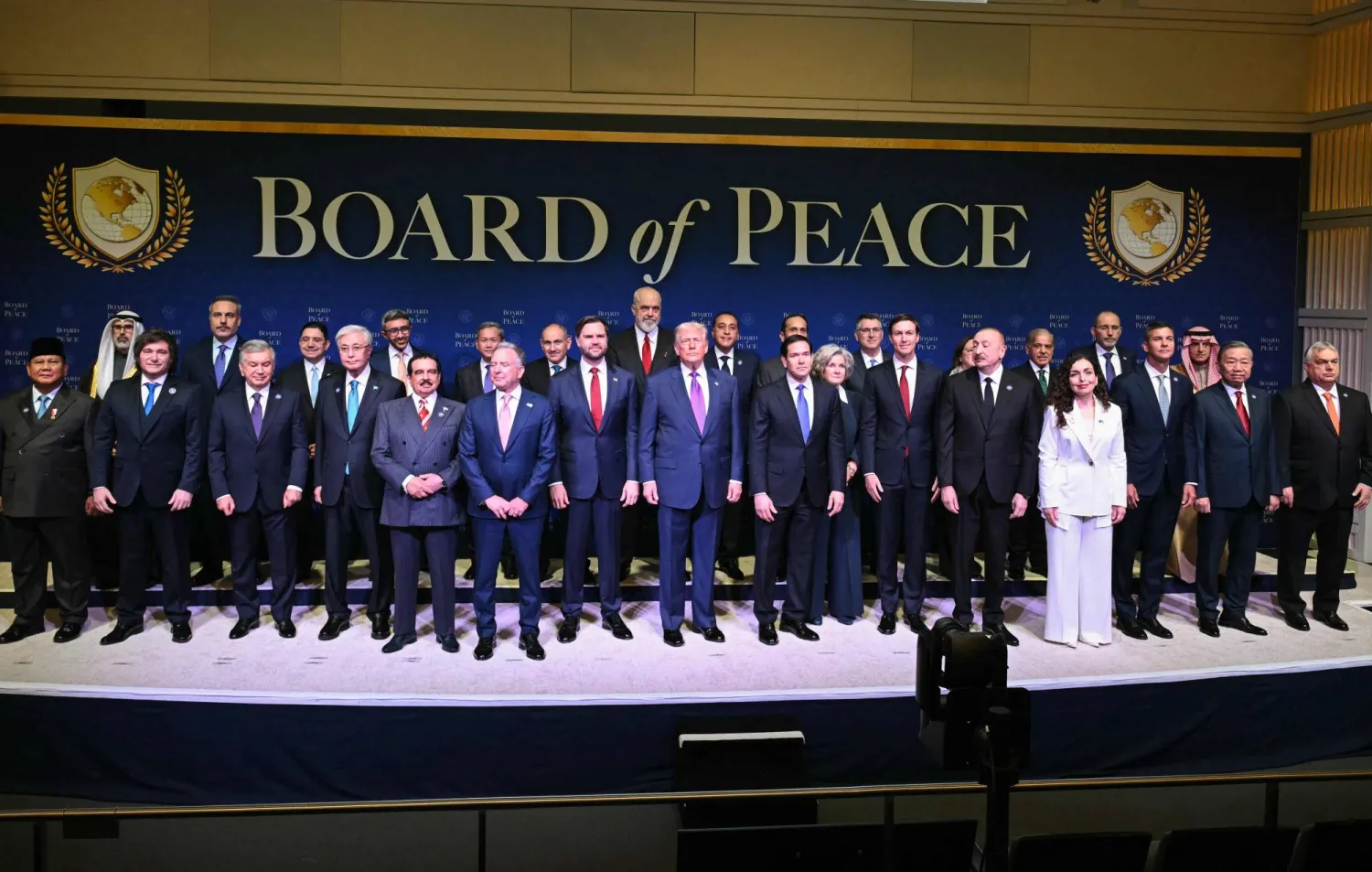 صورة جماعية للرئيس الأميركي دونالد ترمب مع قادة وممثلي الدول المشاركة في الاجتماع الافتتاحي لـ«مجلس السلام» في واشنطن أمس (أ.ف.ب)