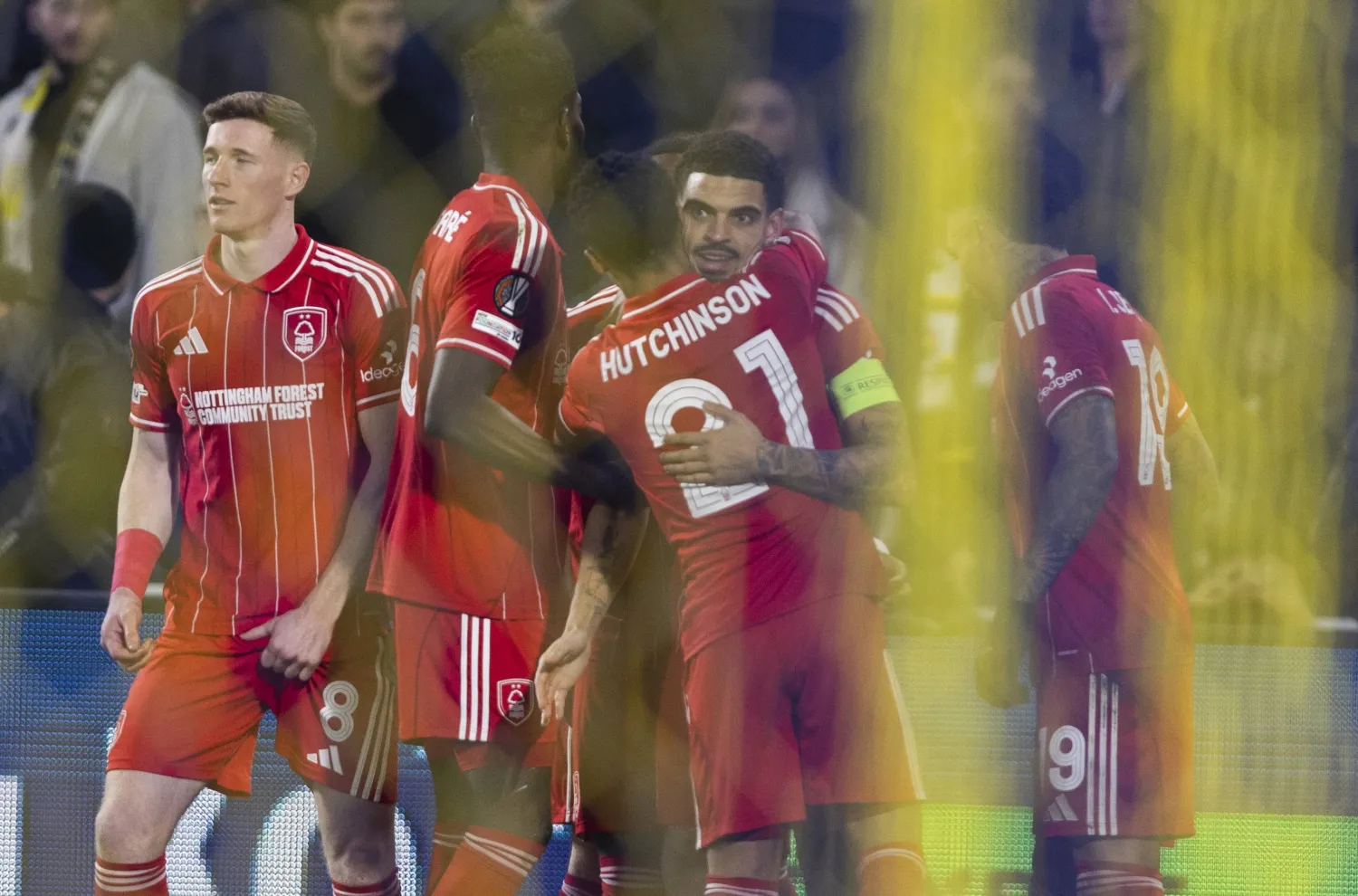 لاعبو نوتنغهام يحتفلون بأحد أهدافهم أمام فناربخشة (إ.ب.أ)