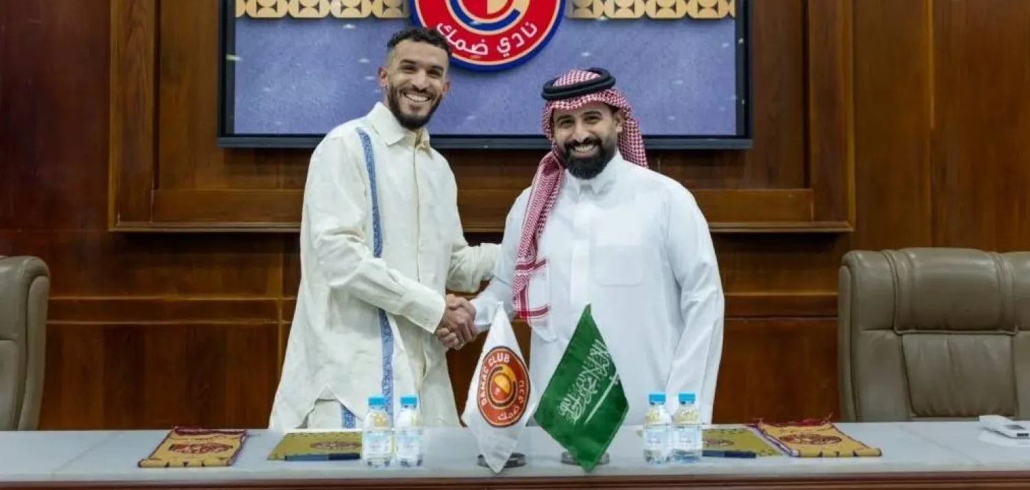 رئيس النادي خالد آل مشعط مع بدران بعد توقيع العقد الجديد (موقع النادي)