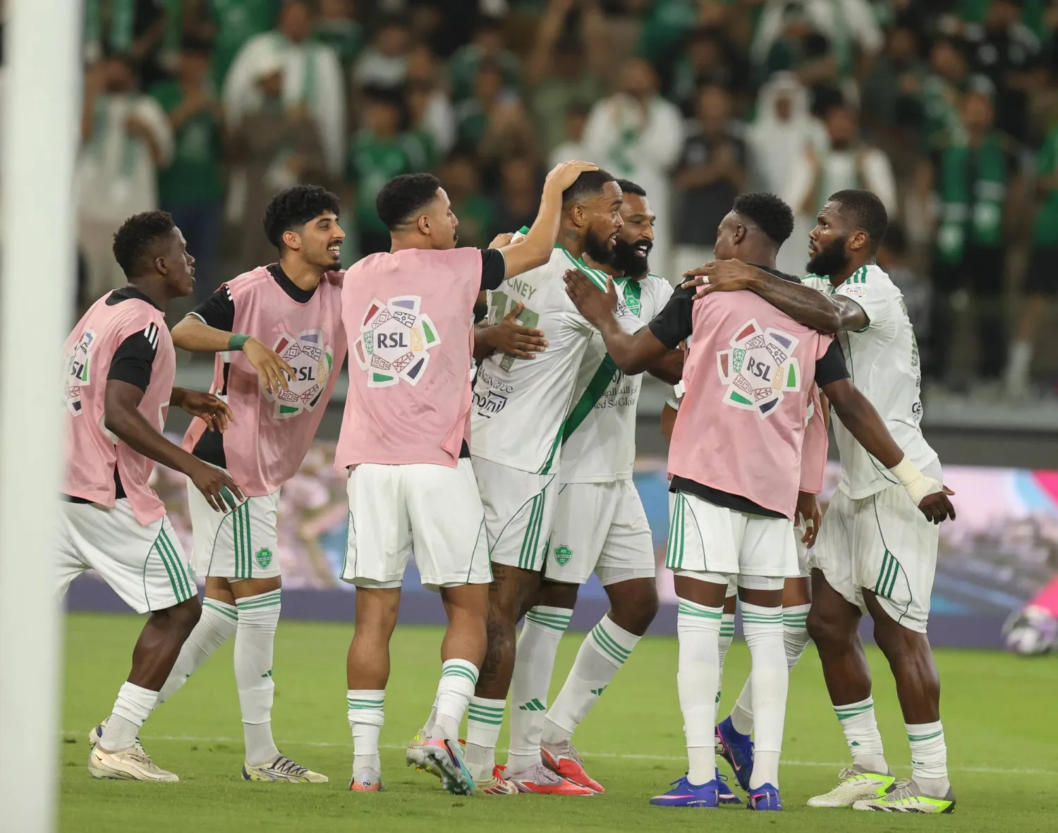 فرحة أهلاوية بأحد أهداف المهاجم الإنجليزي توني (تصوير: عدنان مهدلي)