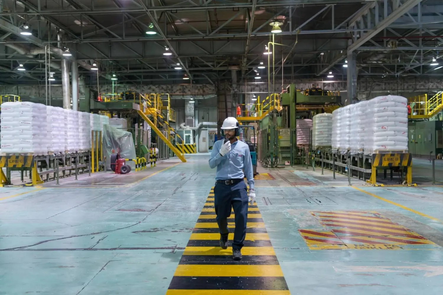 السعودية تسعى لتعزيز المنفعة من المواد الخام ونقلها إلى مراحل متقدمة من الإنتاج (واس)