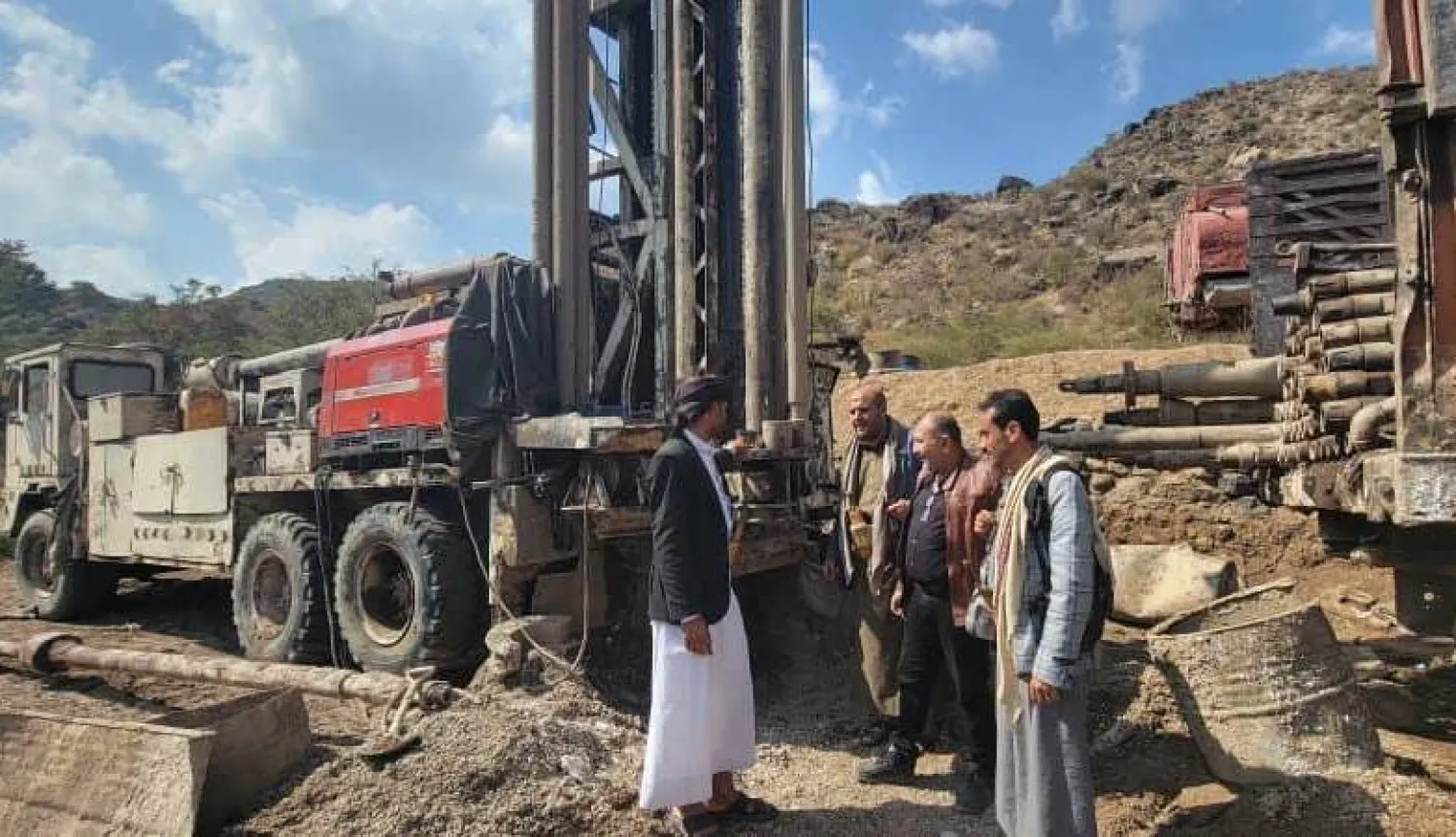 قيادات حوثية تشرف على حفر آبار مياه في إحدى المديريات بمحافظة إب (إكس)