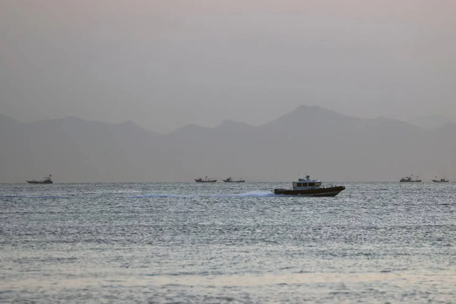 16 Ağustos 2022'de Tayvan'ın Matsu takımadalarındaki Nangan Adası açıklarında bir Tayvan sahil güvenlik gemisi (Reuters)