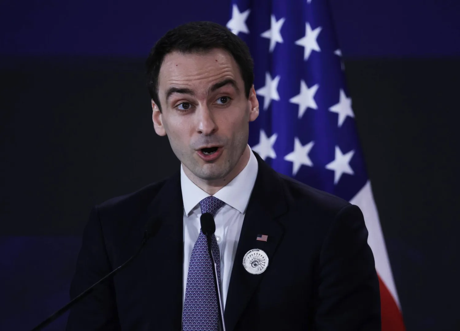 مدير مكتب سياسات العلوم والتكنولوجيا بالبيت الأبيض مايكل كراتسيوس يحضر جلسة خلال قمة «تأثير الذكاء الاصطناعي» في نيودلهي يوم 20 فبراير 2026 (إ.ب.أ)