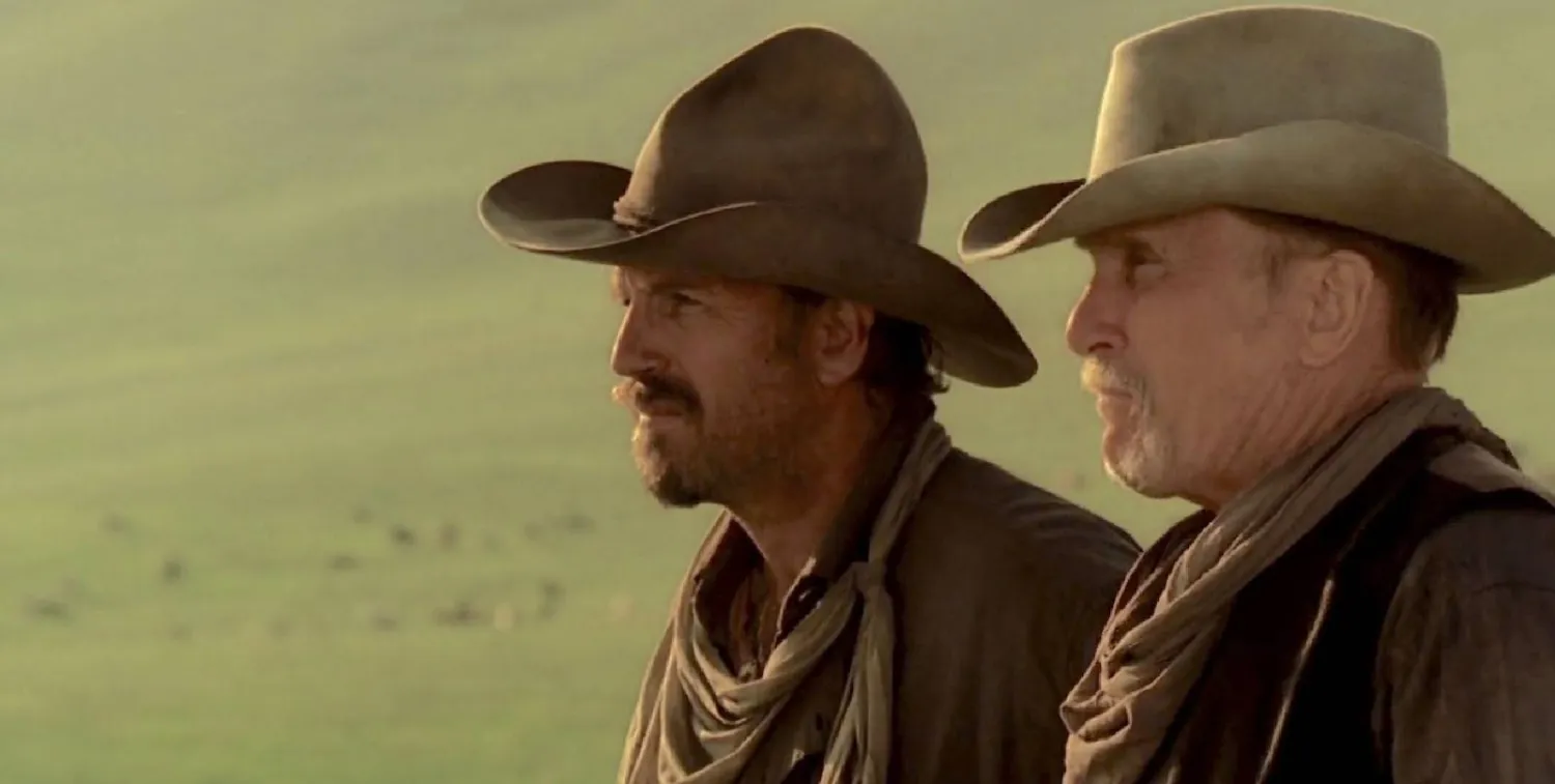 دوڤال (اليمين) وكوستنر في «مروج مفتوحة» (توتشستون فيلمز)