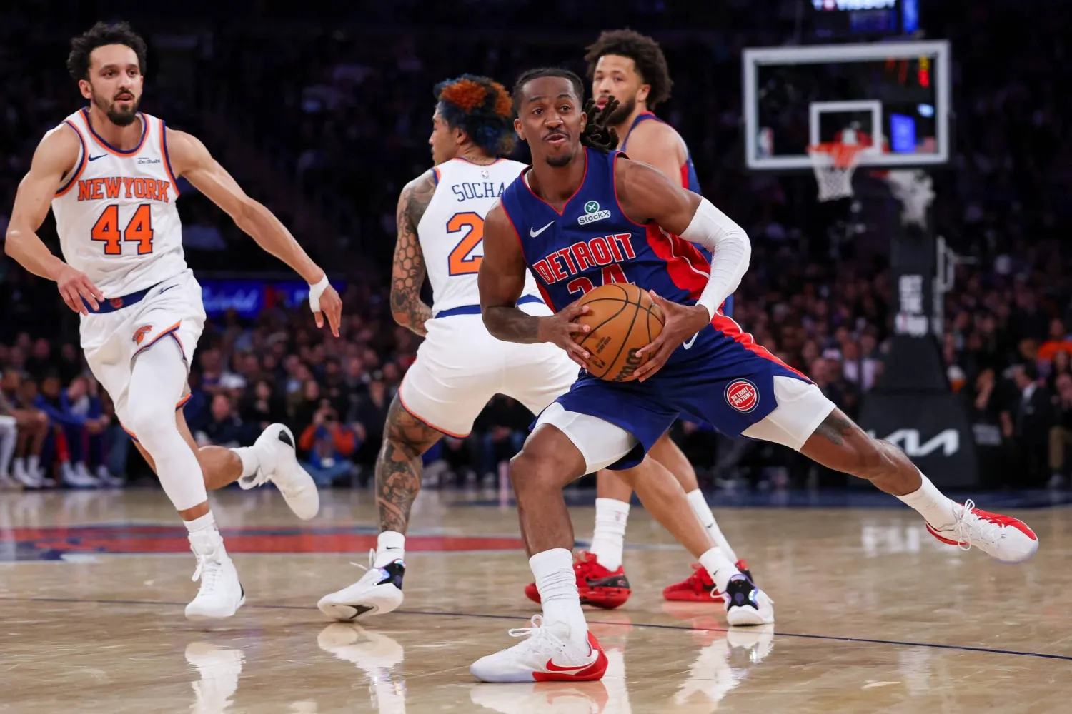 بيستونز جدد فوزه على نيكس في الموسم الاعتيادي (أ.ف.ب)