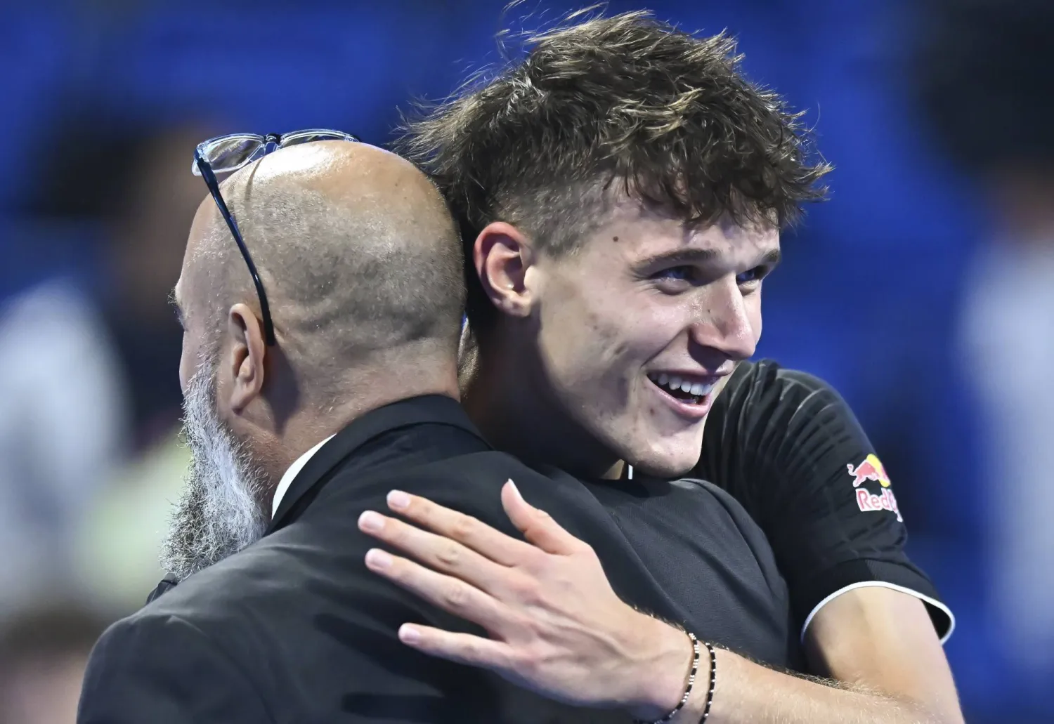 التشيكي ياكوب مينشيك يحتفل بفوزه على سينر (إ.ب.أ)