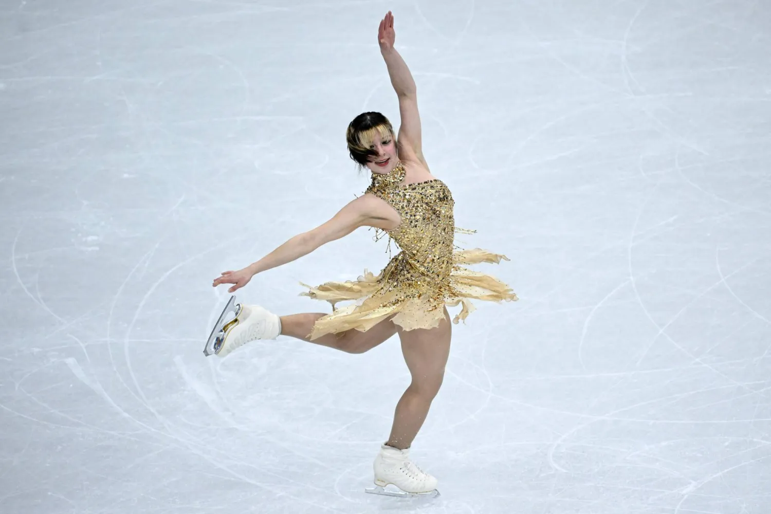 المتزلجة الفنية الأميركية أليسا ليو تنثر سحرها في ميلانو (أ.ف.ب)