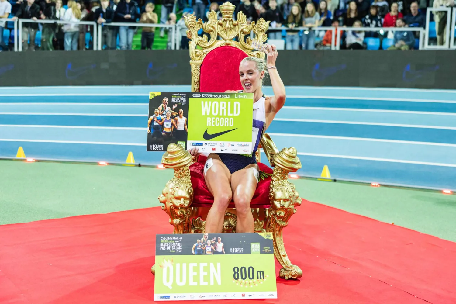 البطلة البريطانية كيلي هودجكينسون تحتفل بتحطيم الرقم العالمي (أ.ف.ب)