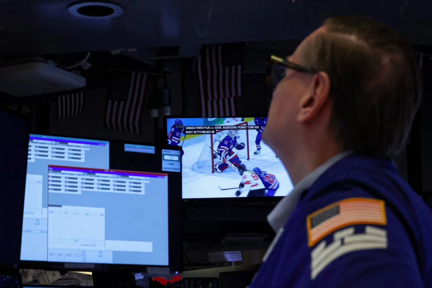 متداول يعمل في بورصة نيويورك (رويترز)