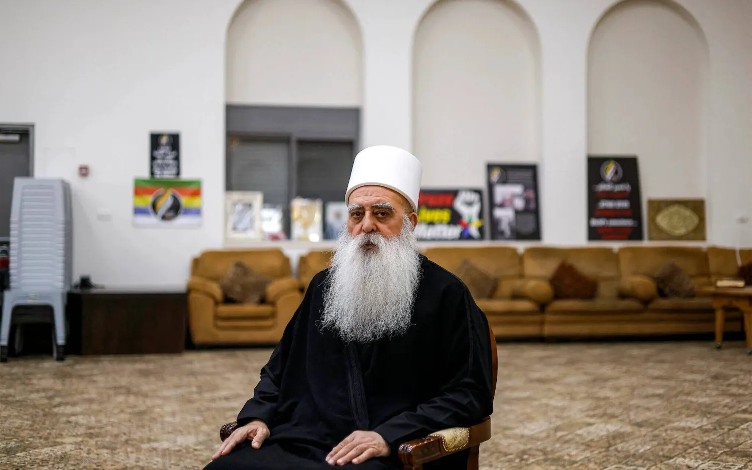 الشيخ موفق طريف الزعيم الروحي للطائفة الدرزية في إسرائيل خلال مقابلة بقرية جولس يوم 15 فبراير 2026 (أ.ف.ب)