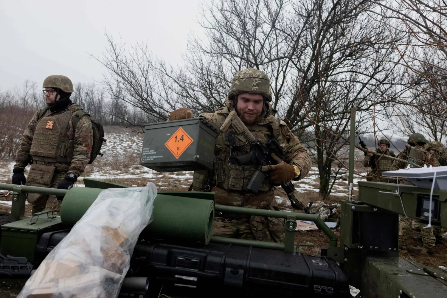 جنود أوكرانيون في موقع لم يحدَّد بمنطقة زابوريجيا الأوكرانية يوم 30 يناير 2026 (أ.ف.ب)