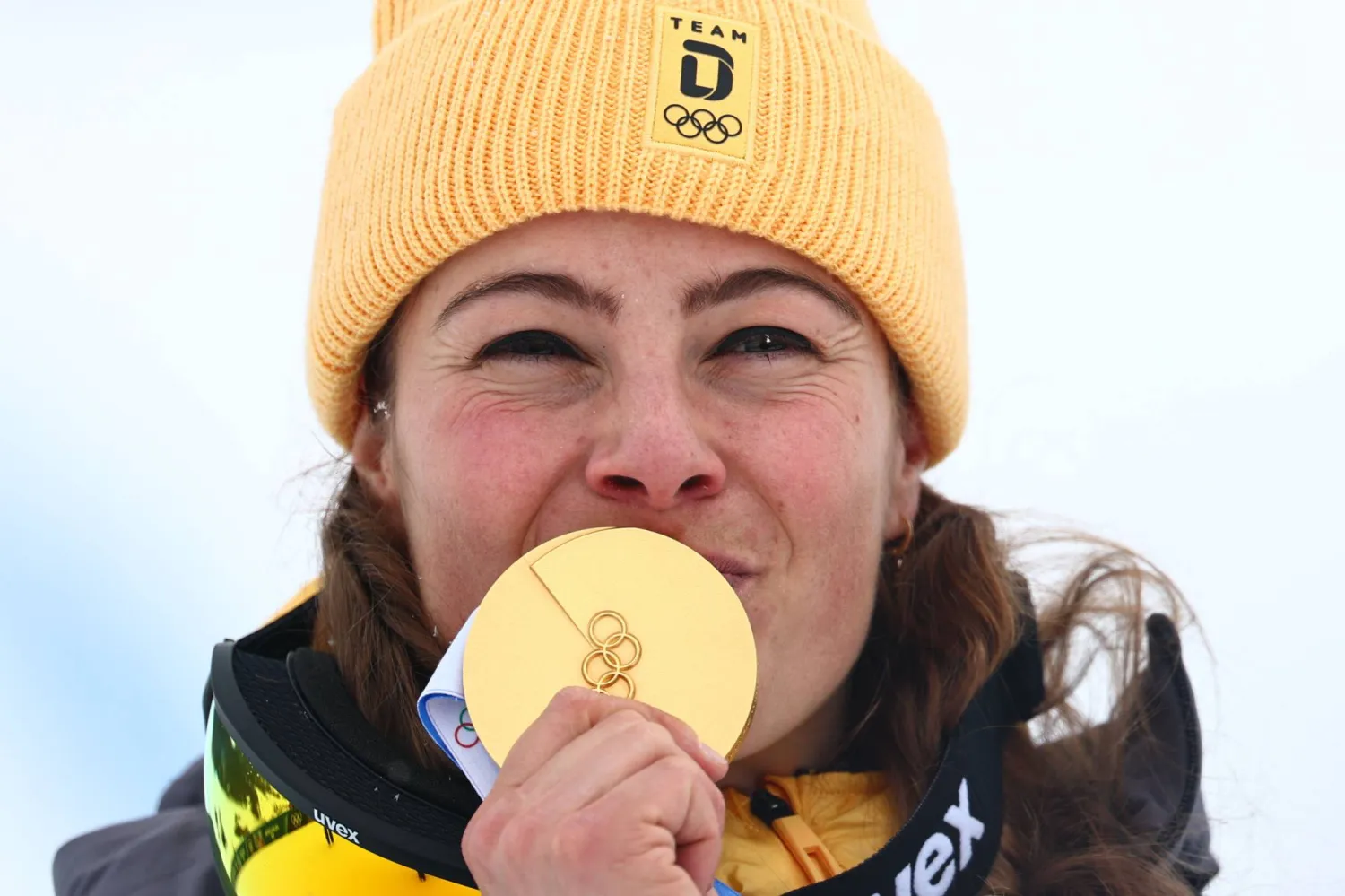 الألمانية دانييلا ماير تحتفل بذهبية التزلج الحر (إ.ب.أ)