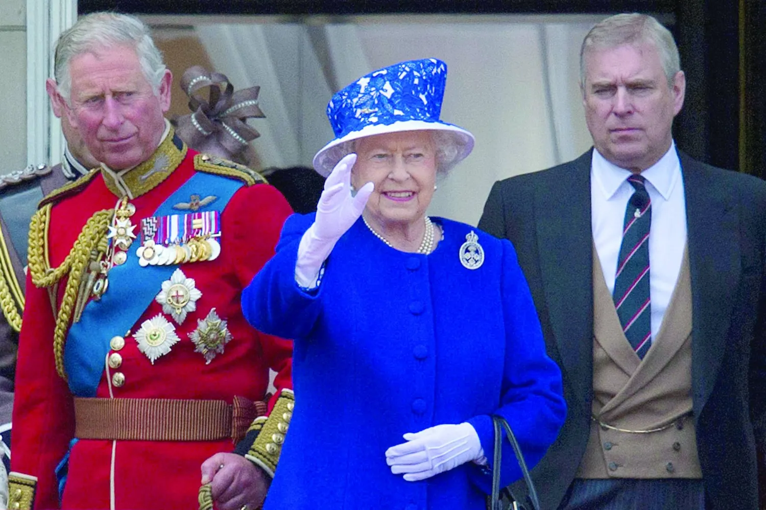 الملكة البريطانية إليزابيث الثانية محاطة بابنيها تشارلز وأندرو (أرشيفية - أ.ف.ب)