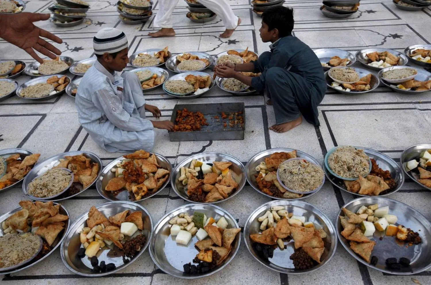 الإفطار والسحور مفاتيح الحفاظ على الطاقة في رمضان (رويترز)