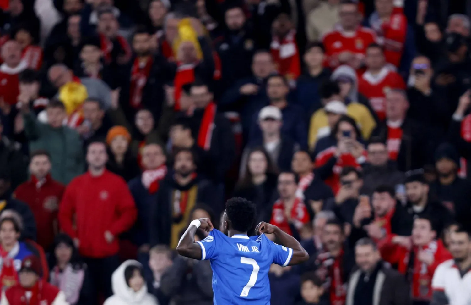 هل وجَّه مشجعون لبنفيكا إهانات عنصرية لفينيسيوس؟ (أ.ف.ب)