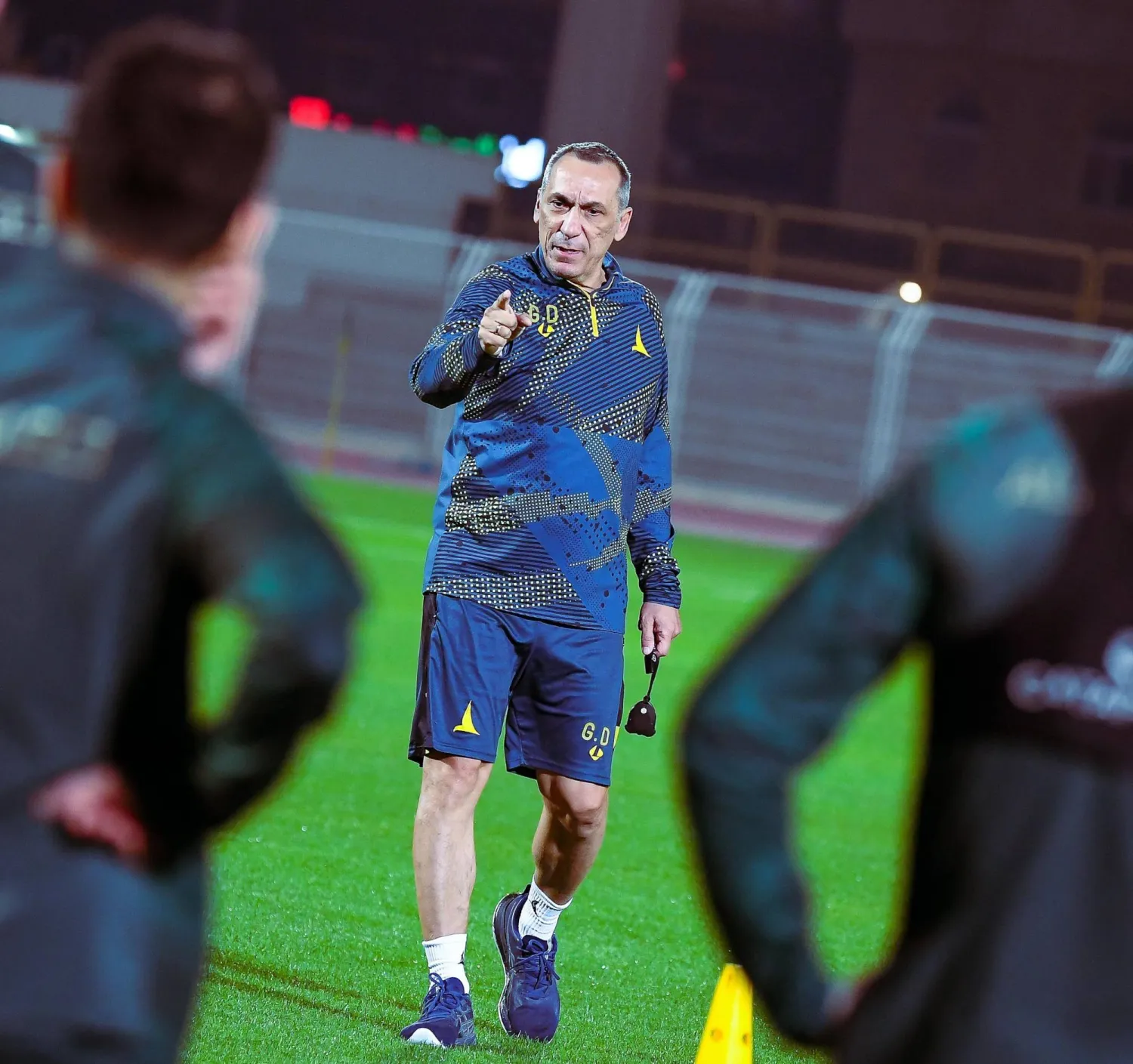 دونيس يوجه لاعبيه خلال التدريبات الأخيرة (موقع النادي)