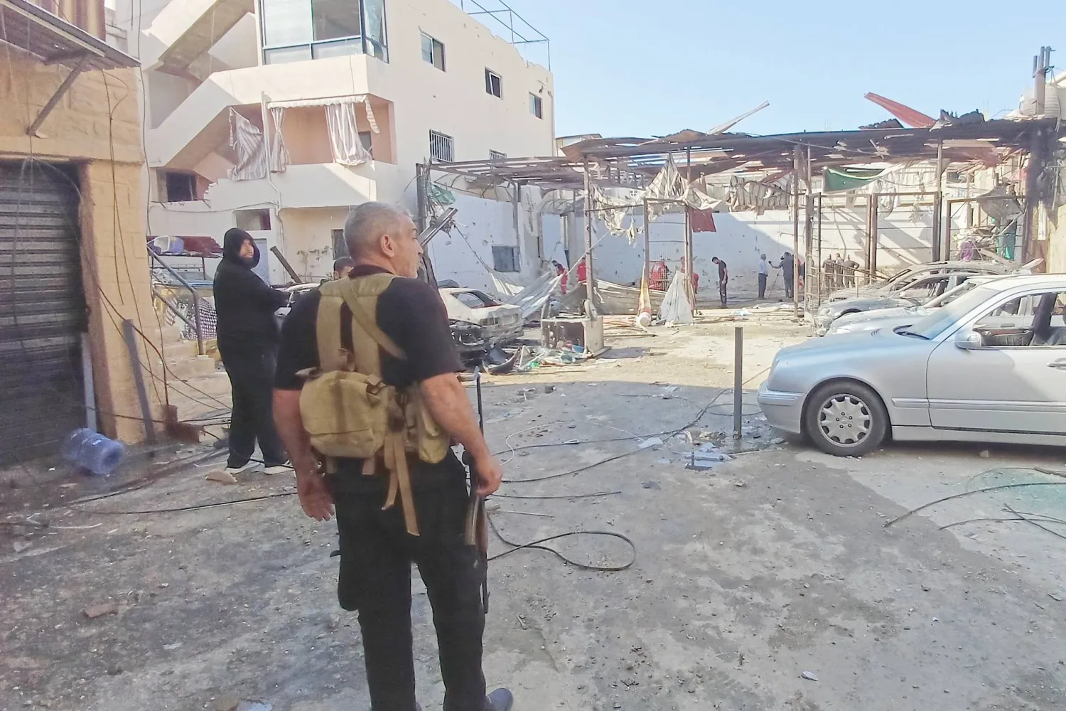 مسلح من «حماس» يقف إلى جانب موقع تعرض لقصف إسرائيلي في مخيم عين الحلوة للاجئين الفلسطينيين بصيدا في شهر نوفمبر الماضي (أ.ب)