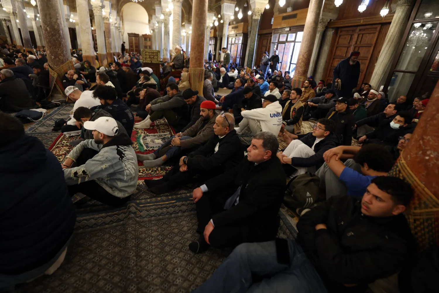 يؤدي التونسيون صلاة الجمعة في شهر رمضان في جامع الزيتونة بتونس (إ.ب.أ)