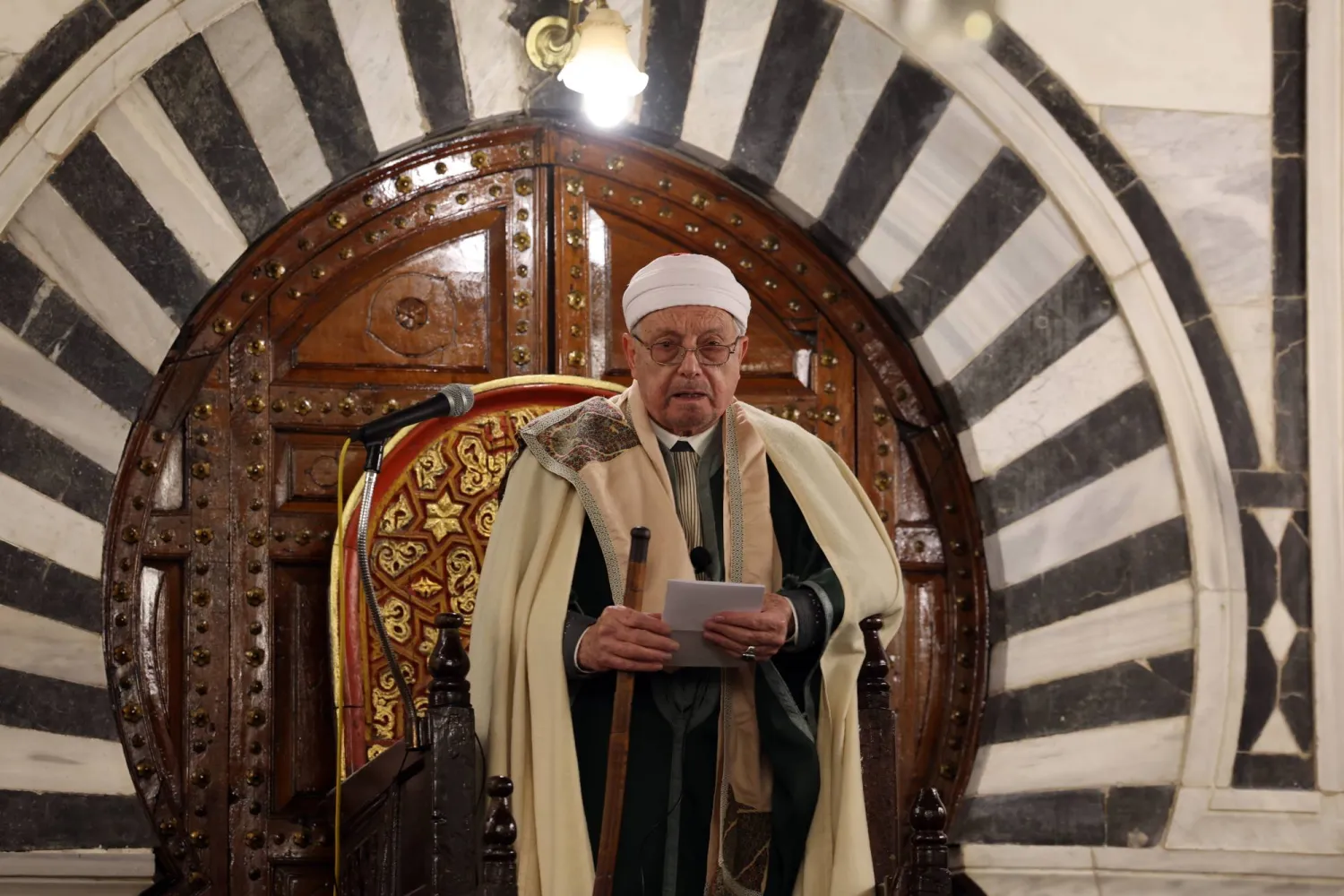 ألقى مفتي تونس هشام بن محمود خطبة صلاة الجمعة الأسبوعية ثاني جمعة من شهر رمضان (إ.ب.أ)