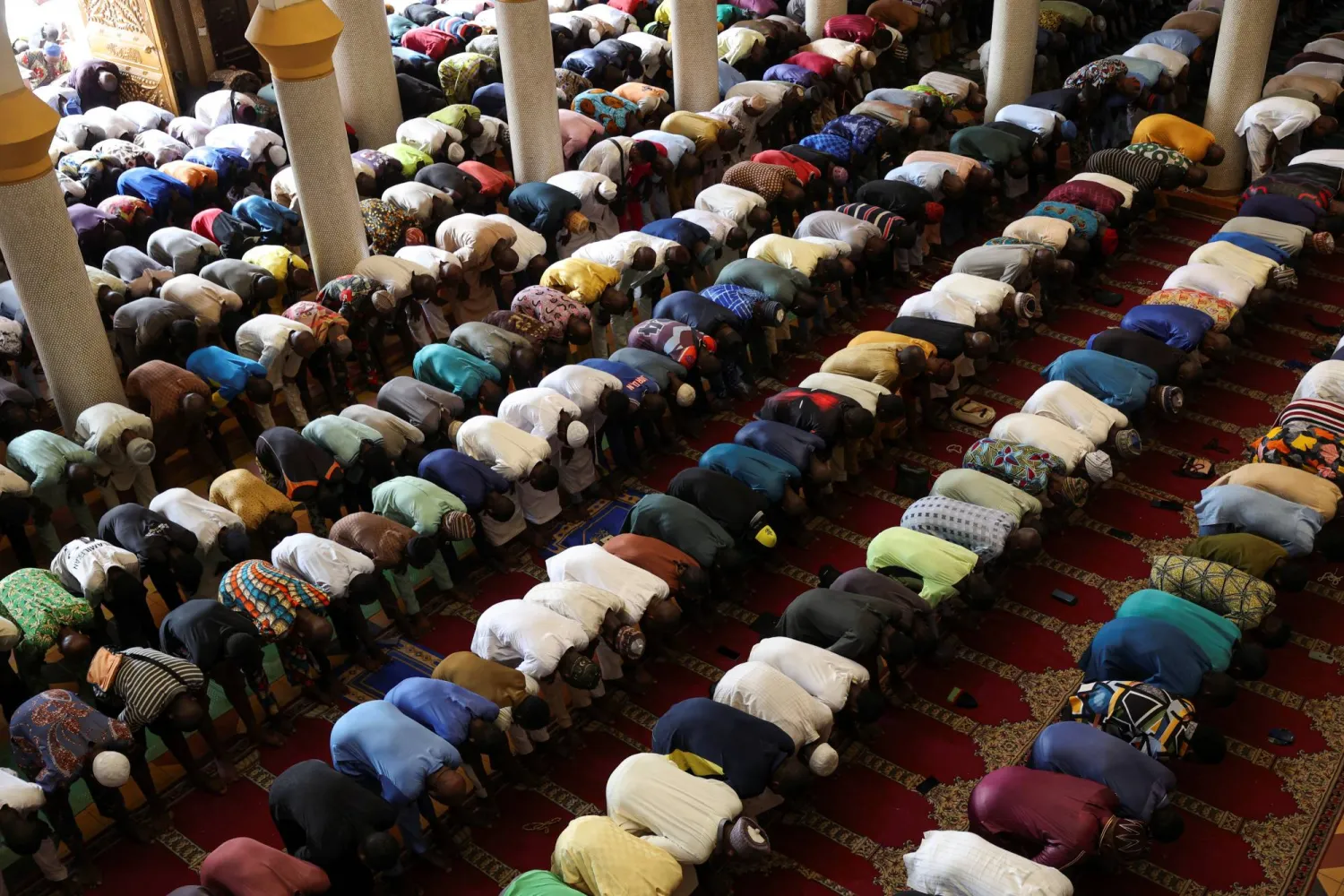 المسلمون في نيجيريا يؤدون صلاة الجمعة خلال شهر رمضان المبارك في مسجد لاغوس المركزي (رويترز)