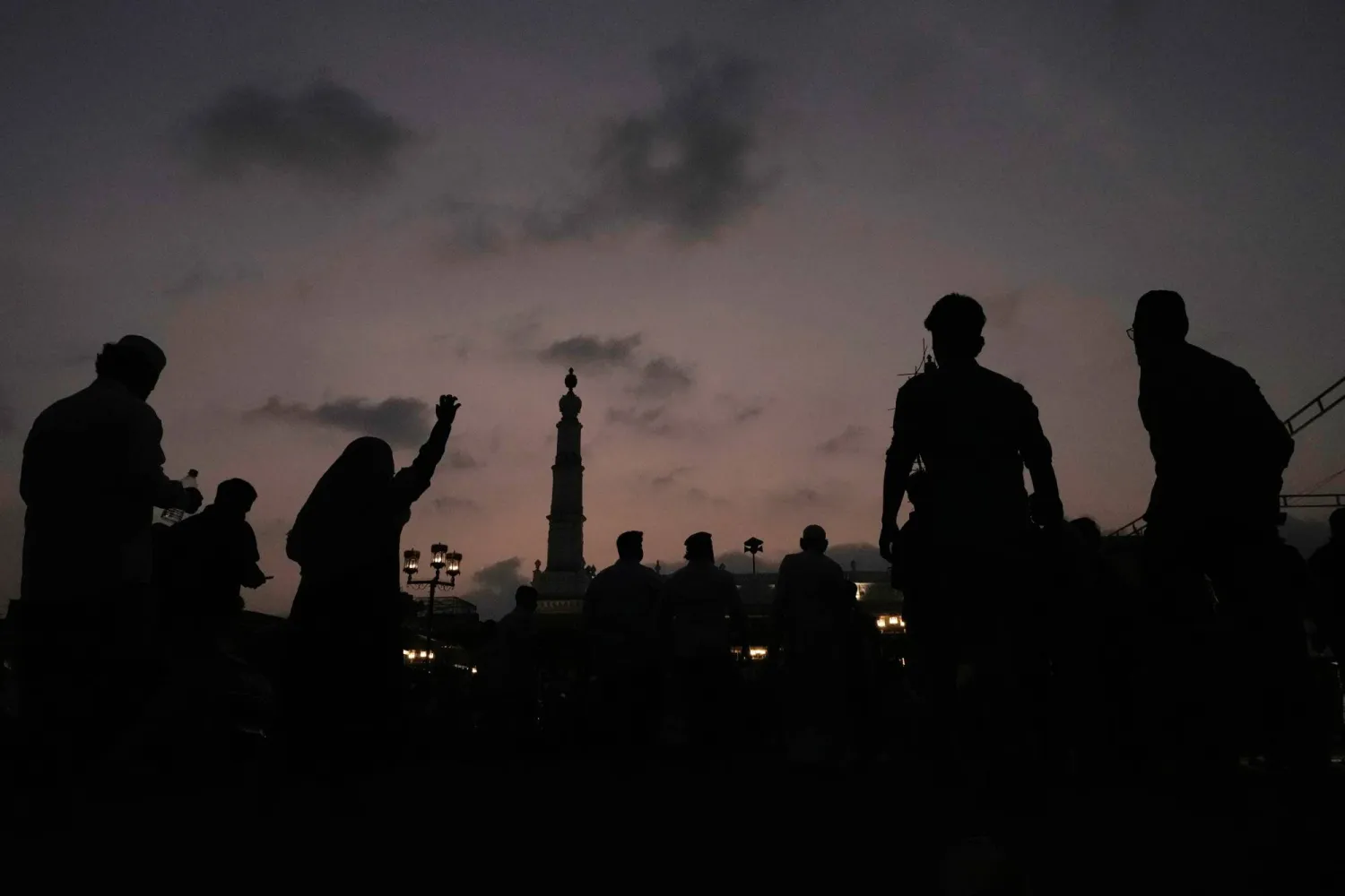 يتجه المصلون نحو المسجد لأداء صلاة الجمعة الأولى من شهر رمضان المبارك في تشيناي (أ.ب)