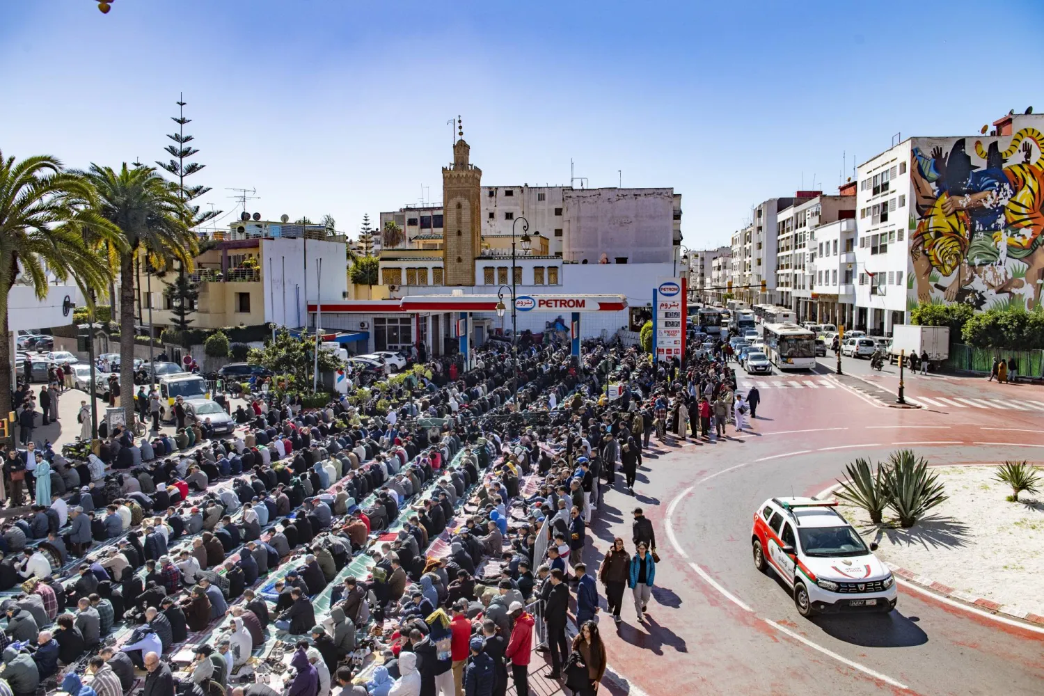 يحيي المسلمون في جميع أنحاء العالم شهر رمضان المبارك بالصلاة ليلاً والامتناع عن الطعام والشراب من الفجر حتى غروب الشمس (إ.ب.أ)