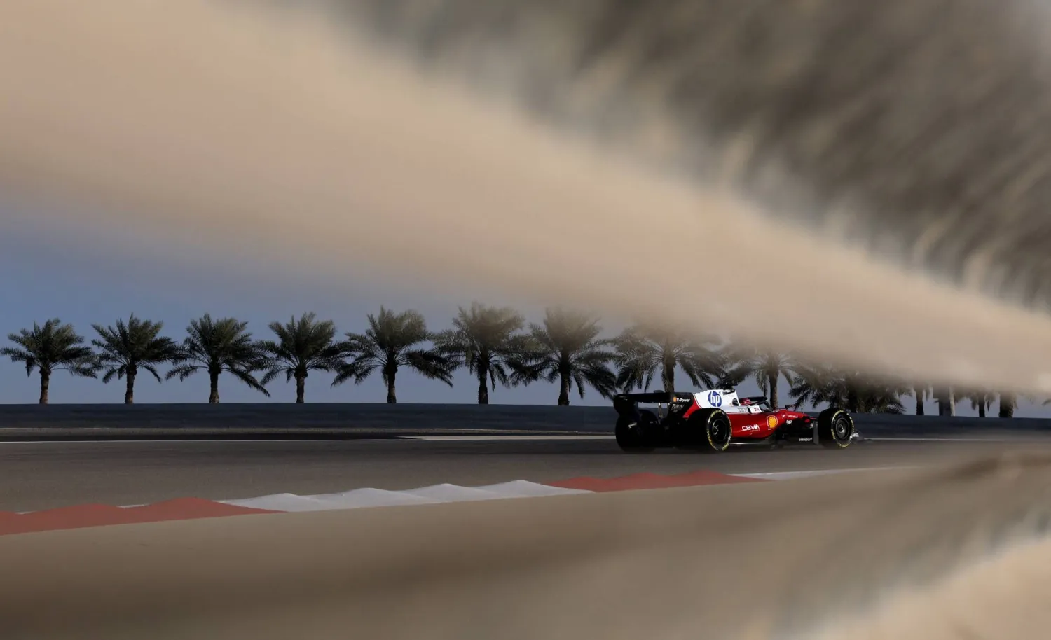 شارل لوكلير سائق فيراري تألق في اختبارات حلبة الصخير (رويترز)