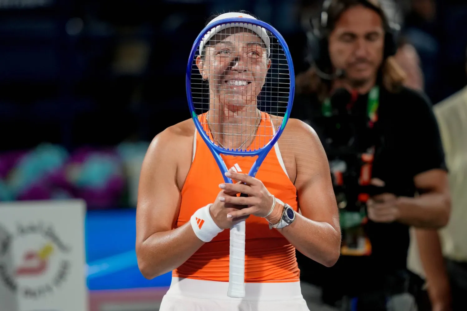 جيسيكا بيغولا تحتفل بفوزها على مواطنتها الأميركية أماندا أنيسيموفا (أ.ب)